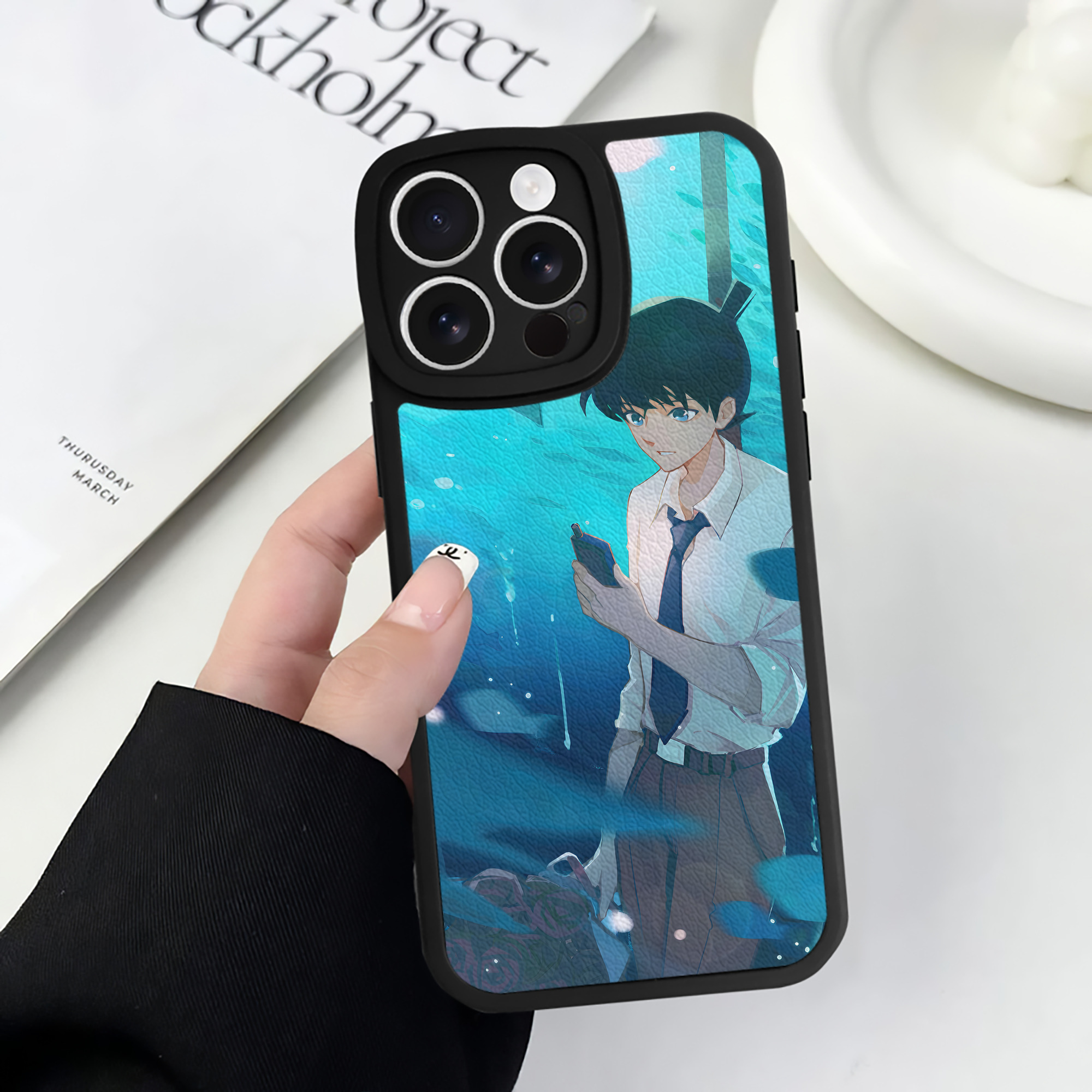 （画像用） 名探偵コナン Detective Conan 【iPhone 16シリーズ対応】シリコンスマホケース（レザー調） 材質：シリコン